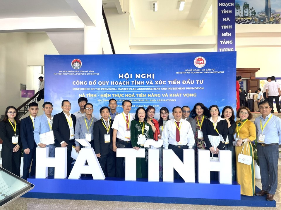 CLB Doanh nh&acirc;n H&agrave; Tĩnh ph&iacute;a Nam chụp ảnh lưu niệm tại hội nghị c&ocirc;ng bố quy hoạch v&agrave; x&uacute;c tiến đầu tư của tỉnh H&agrave; Tĩnh.