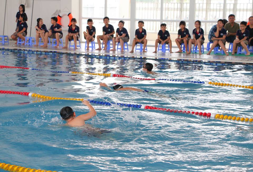 Hà Nội khuyến khích vận động cha mẹ học sinh cho con em tham dự các lớp học bơi trong dịp Hè