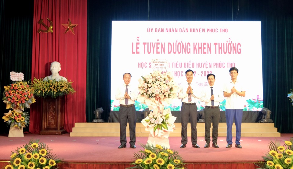 L&atilde;nh đạo Sở GD&amp;ĐT H&agrave; Nội tặng lẵng hoa ch&uacute;c mừng ng&agrave;nh GD&amp;ĐT huyện Ph&uacute;c Thọ. Ảnh: L&acirc;m Nguyễn