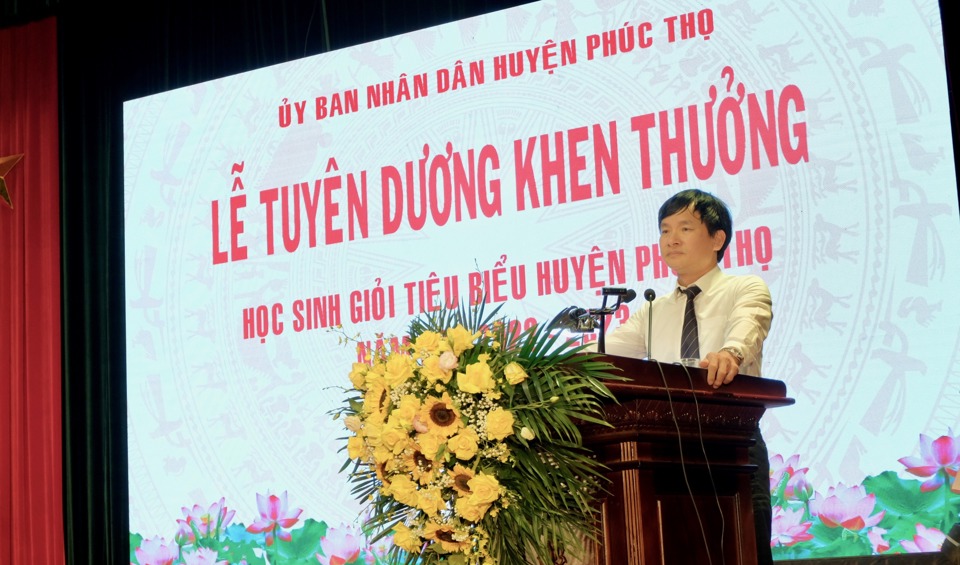 B&iacute; thư Huyện uỷ Ph&uacute;c Thọ Nguyễn Do&atilde;n Ho&agrave;n ph&aacute;t biểu tại lễ tuy&ecirc;n dương, khen thưởng.