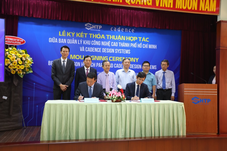 Ban Quản lý SHTP ký kết với Tập đoàn Cadence trước chứng kiến của lãnh đạo Bộ KH&CN và UBND TP Hồ Chí Minh.