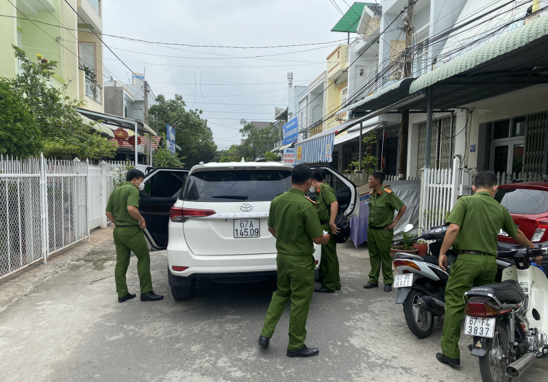 C&ocirc;ng an An Giang thực hiện lệnh kh&aacute;m x&eacute;t nh&agrave; 9 bị can tội tham &ocirc; t&agrave;i sản ng&agrave;y 18/2. Ảnh C&ocirc;ng an cung cấp