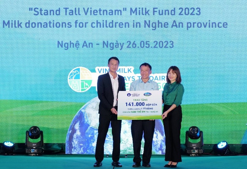 Đại diện Quỹ bảo trợ trẻ em Việt Nam v&agrave; nh&agrave; m&aacute;y sữa Vinamilk Nghệ An trao tặng sữa cho Quỹ bảo trợ trẻ em tỉnh&nbsp;Nghệ An&nbsp;