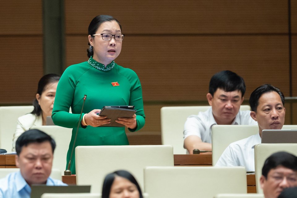 Đại biểu Nguyễn Thị&nbsp; Quy&ecirc;n Thanh (Đo&agrave;n tỉnh Vĩnh Long) cho biết, những vụ việc bạo lực học đường đau l&ograve;ng trong thời gian vừa qua phần n&agrave;o đ&atilde; phản &aacute;nh văn h&oacute;a học đường chưa được quan t&acirc;m đ&uacute;ng mức.