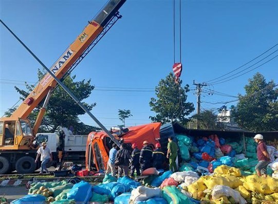 Tai nạn giao thông ngày 31/5/2023: Lật xe container chở dừa - Ảnh 1