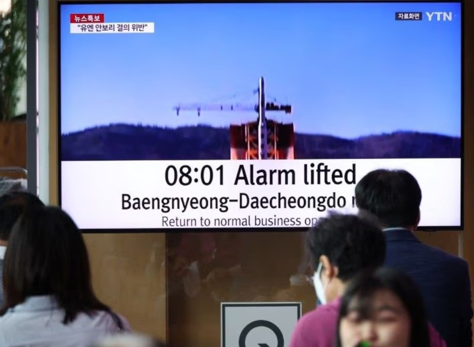 Mọi người xem TV ph&aacute;t bản tin về việc Triều Ti&ecirc;n ph&oacute;ng vệ tinh kh&ocirc;ng gian về ph&iacute;a nam, ở Seoul, H&agrave;n Quốc, ng&agrave;y 31/5/2023. Ảnh: Reuters