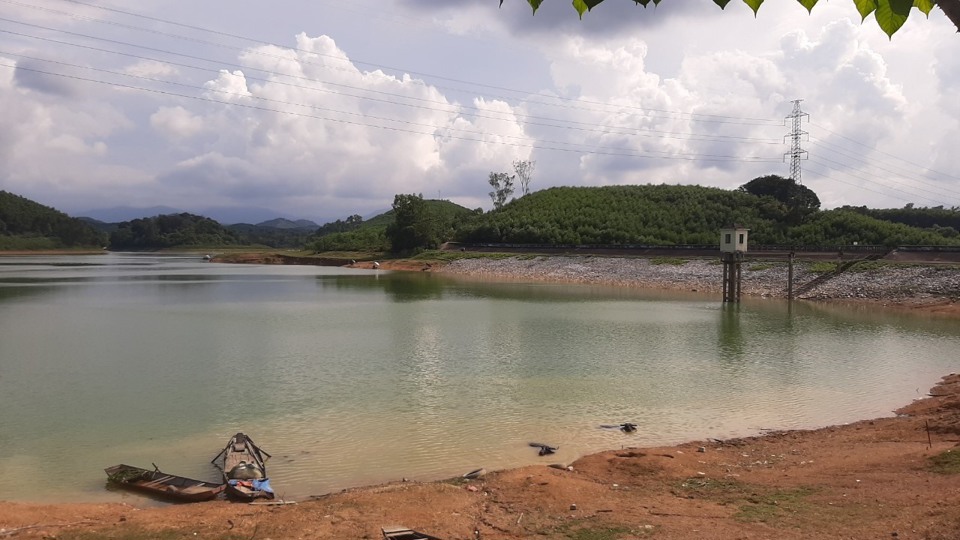 Mực nước hồ chứa Thủy lợi Ba Cơi (huyện Anh Sơn, tỉnh Nghệ An) đang xuống thấp.