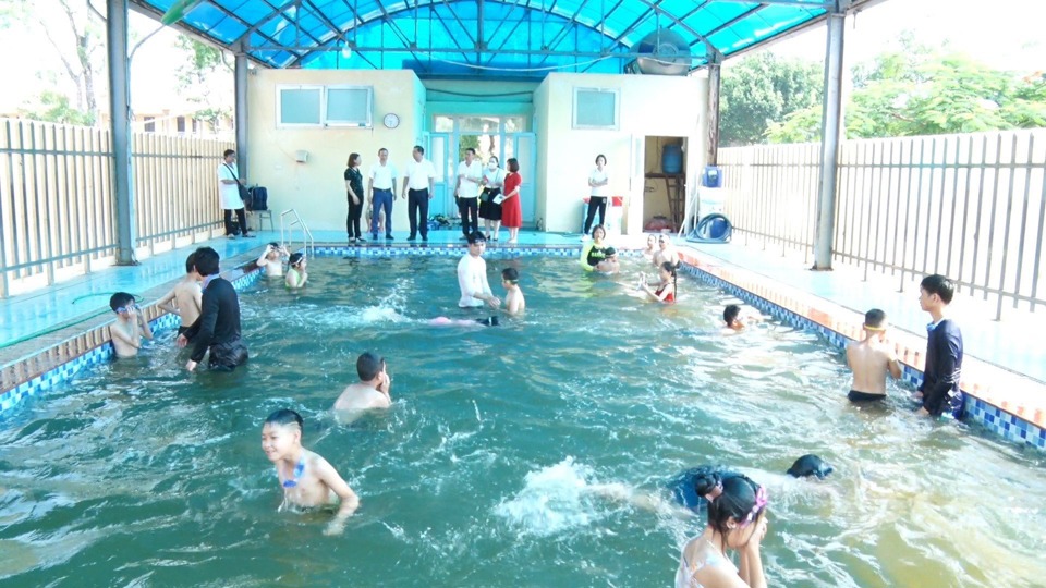 Lớp dạy bơi miễn ph&iacute; cho trẻ em tại Trường Tiểu học Phương Trung II, huyện Thanh Oai.