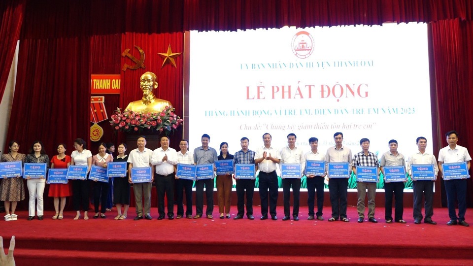 Đại diện l&atilde;nh đạo Sở LĐTB&amp;XH H&agrave; Nội, huyện Thanh Oai trao tặng qu&agrave; (biển tượng trưng) cho UBND 21 x&atilde;, thị trấn.