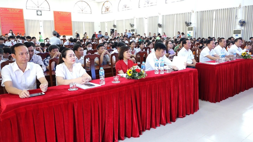 C&aacute;c đại biểu v&agrave; 130 thiếu nhi Thanh Oai tham dự buổi lễ.&nbsp;
