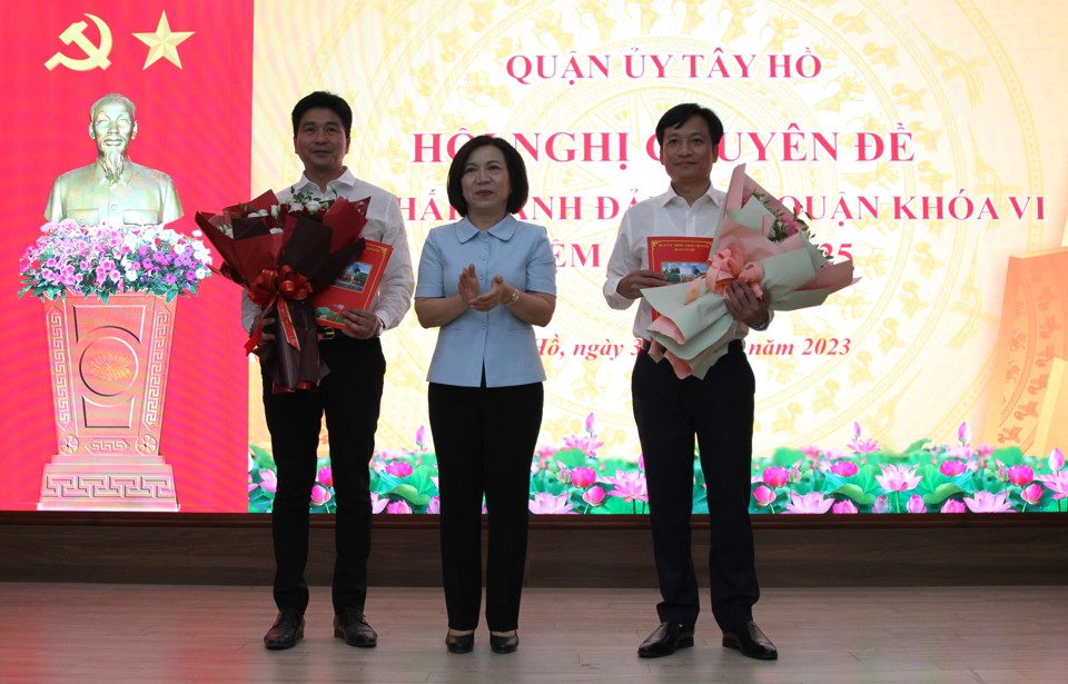 B&iacute; thư Quận ủy T&acirc;y Hồ L&ecirc; Thị Thu Hằng trao quyết định chỉ định tham gia Ban Chấp h&agrave;nh Đảng bộ quận T&acirc;y Hồ cho Trưởng ph&ograve;ng Quản l&yacute; đ&ocirc; thị v&agrave; Viện trưởng Viện kiểm so&aacute;t Nh&acirc;n d&acirc;n quận T&acirc;y Hồ.