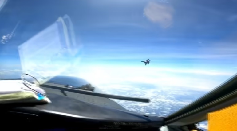 Lầu Năm G&oacute;c cho biết phi c&ocirc;ng Trung Quốc "bay thẳng trước mũi" phi cơ RC-135 của Mỹ - ảnh chụp m&agrave;n h&igrave;nh từ video của Lầu Năm G&oacute;c về vụ việc. Ảnh: FT
