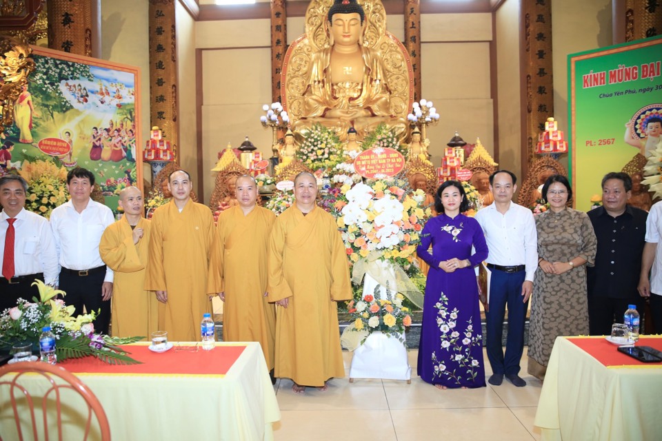 Ph&oacute; B&iacute; thư Thường trực Th&agrave;nh ủy Nguyễn Thị Tuyến thăm, ch&uacute;c mừng Ban Văn h&oacute;a Trung ương Gi&aacute;o hội Phật gi&aacute;o Việt Nam tại ch&ugrave;a Y&ecirc;n Ph&uacute;.