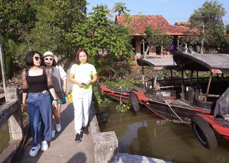 Kh&aacute;ch du lịch trải nghiệm du lịch xanh tại huyện Long Hồ (tỉnh Vĩnh Long). Ảnh: Ho&agrave;i Nam