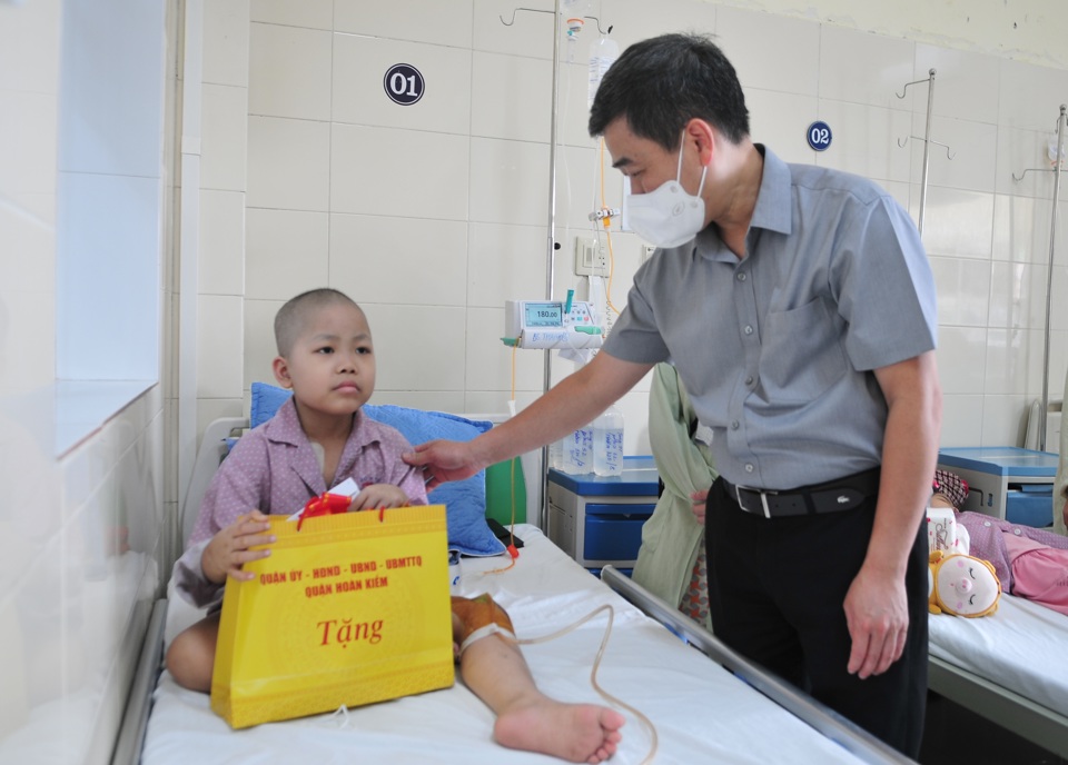 Ph&oacute; Chủ tịch UBND quận Ho&agrave;n Kiếm Nguyễn Quốc Ho&agrave;n tặng qu&agrave; trẻ em đang điều trị tại Bệnh Viện K T&acirc;n Triều