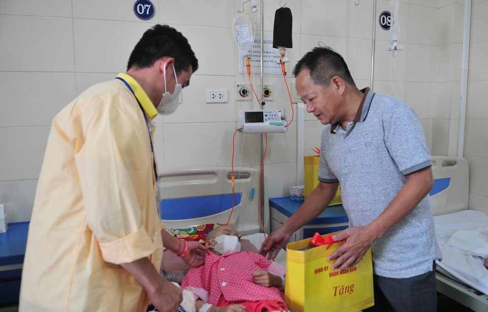 Chủ tịch UB MTTQ quận Ho&agrave;n Kiếm L&ecirc; Hồng Ph&uacute; tặng qu&agrave; trẻ em đang điều trị tại Bệnh Viện K T&acirc;n Triều&nbsp;