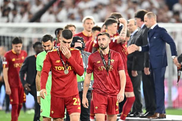 Niềm vui của Sevilla khi c&oacute; lần thứ 7 đăng quang tại Europa League th&igrave; lại l&agrave; nỗi buồn của AS Roma, trong đ&oacute; HLV Jose Mourinho l&agrave; người đ&aacute;ng buồn hơn cả.
