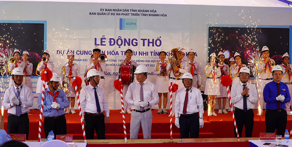 L&atilde;nh đạo tỉnh Kh&aacute;nh H&ograve;a tham dự Lễ động thổ dự &aacute;n Cung văn h&oacute;a Thiếu nhi&nbsp; Kh&aacute;nh H&ograve;a. Ảnh: Trung Vũ.