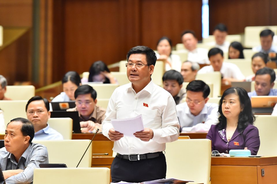 Bộ trưởng Bộ C&ocirc;ng Thương Nguyễn Hồng Di&ecirc;n đăng đ&agrave;n tại nghị trường.