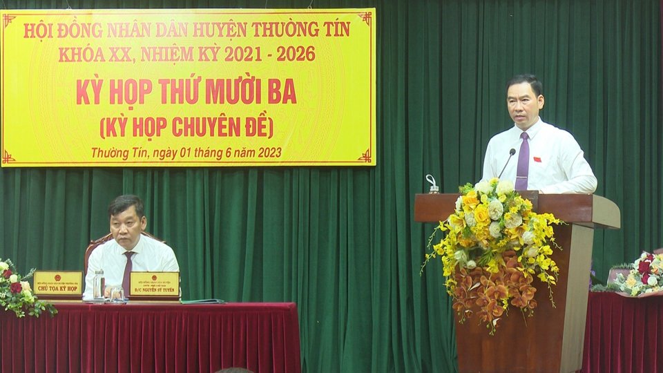 Ph&oacute; B&iacute; thư Thường trực Huyện ủy, Chủ tịch HĐND huyện Thường T&iacute;n Tạ Hữu Thọ khai mạc kỳ họp.