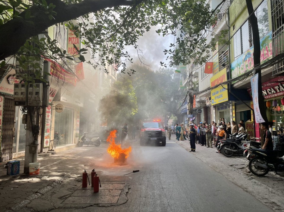 &ldquo;Tổ li&ecirc;n gia an to&agrave;n PCCC&rdquo; l&agrave; m&ocirc; h&igrave;nh hoạt động bước đầu đ&atilde; c&oacute; hiệu quả, ph&ugrave; hợp với thực tiễn địa phương.Quận Ho&agrave;ng Mai đang gấp r&uacute;t chỉ đạo triển khai 100% phường tr&ecirc;n địa b&agrave;n. Ảnh: HM