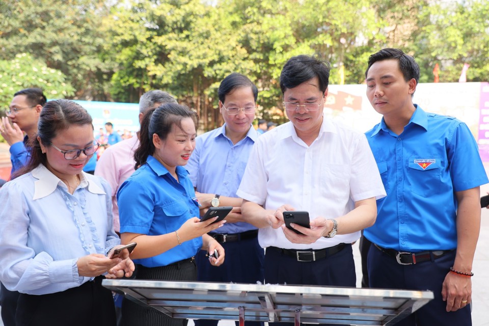 Ph&oacute; B&iacute; thư Thường trực Quận ủy Ho&agrave;ng Mai Nguyễn Xu&acirc;n Phong (&aacute;o trắng) tham gia c&aacute;c hoạt động c&ugrave;ng đo&agrave;n vi&ecirc;n, thanh ni&ecirc;n trong buổi lễ. Ảnh: TA