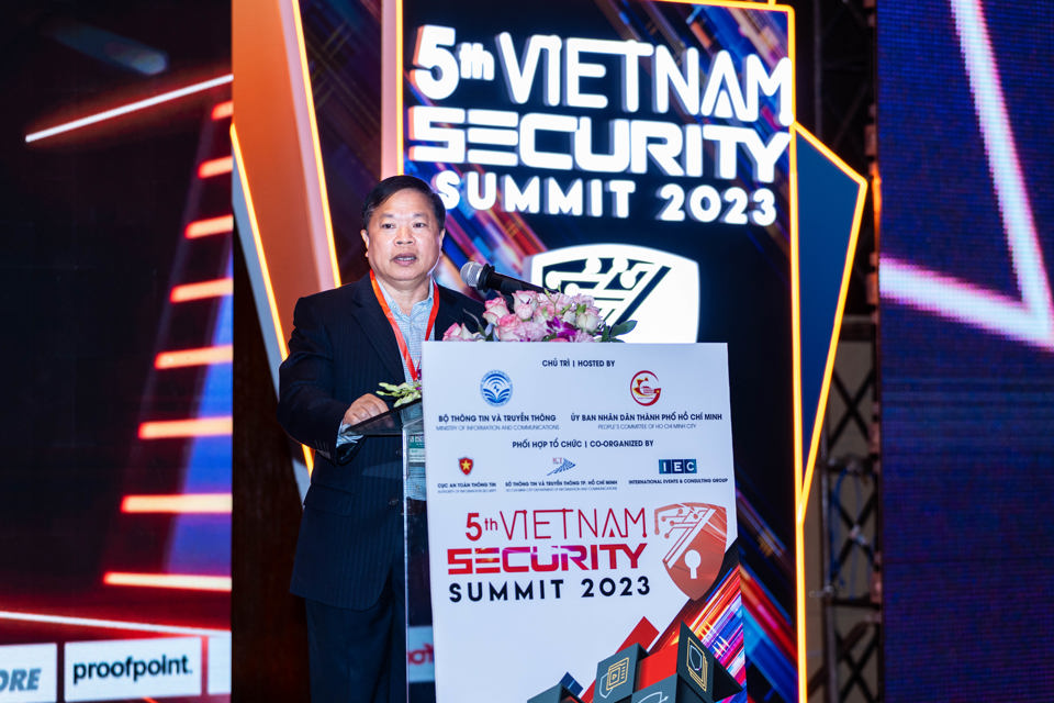 Thiếu tướng Nguyễn Văn Giang, Ph&oacute; Cục trưởng Cục An ninh mạng v&agrave; ph&ograve;ng, chống tội phạm sử dụng c&ocirc;ng nghệ cao, Bộ C&ocirc;ng an ph&aacute;t biểu tại hội nghị.