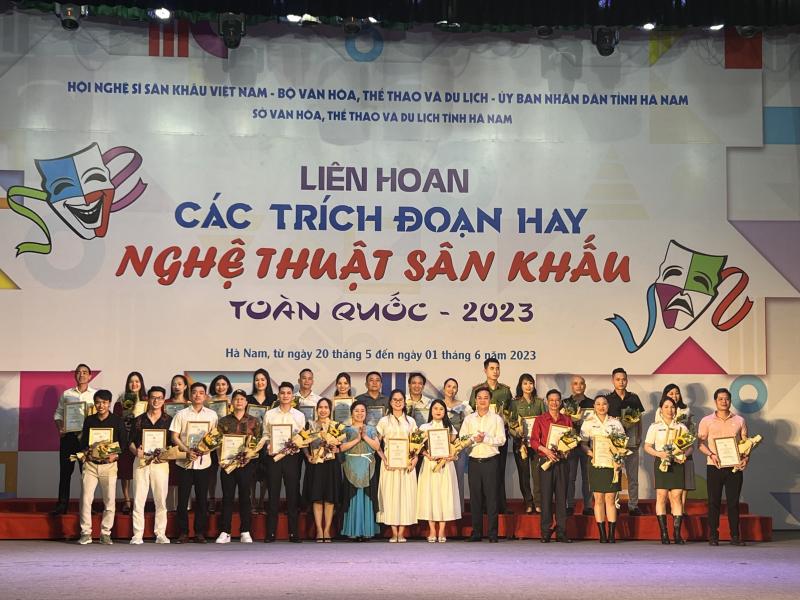 Ban tổ chức vinh danh c&aacute;c diễn vi&ecirc;n đoạt Huy chương Bạc.