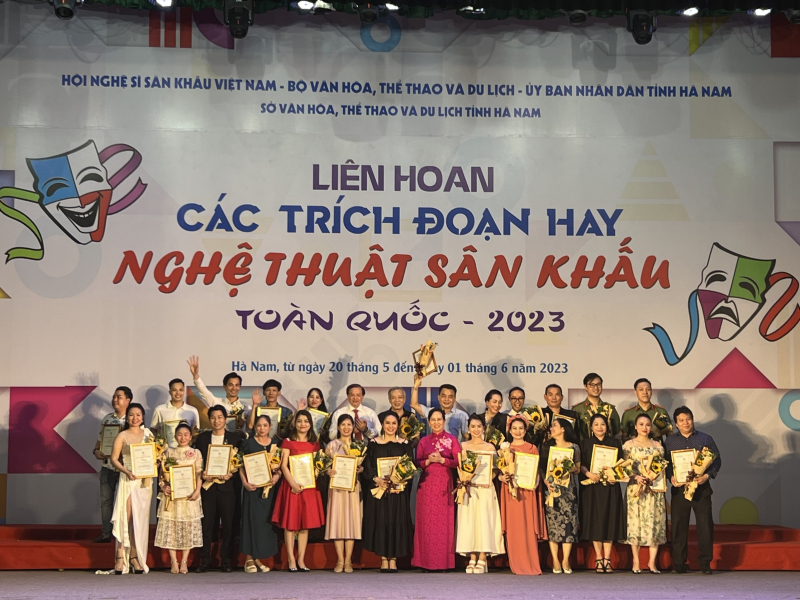 B&iacute; thư Tỉnh ủy, Chủ tịch HĐND tỉnh H&agrave; Nam, L&ecirc; Thị Thủy v&agrave; Thứ trưởng Bộ VHTT&amp;DL, PGS.TS Tạ Quang Đ&ocirc;ng trao giải cho c&aacute;c diễn vi&ecirc;n đoạt Huy chương V&agrave;ng.