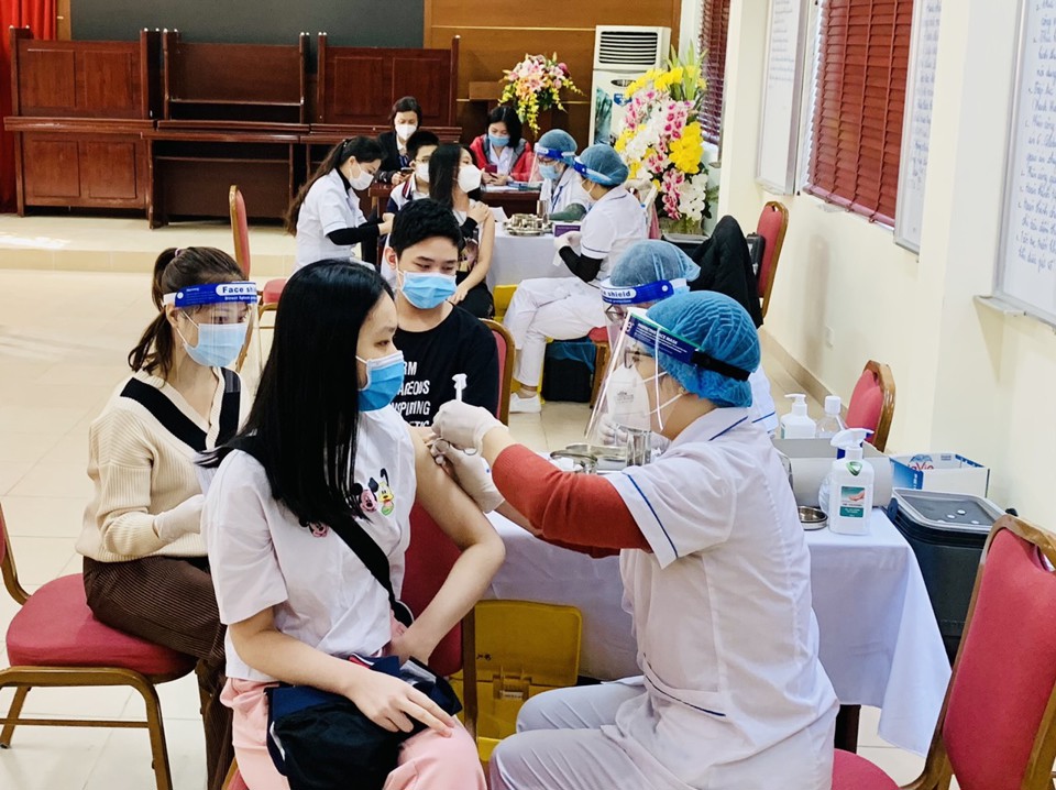 Ti&ecirc;m vaccine cho học sinh quận Thanh Xu&acirc;n, TP H&agrave; Nội. Ảnh: Th&aacute;i San