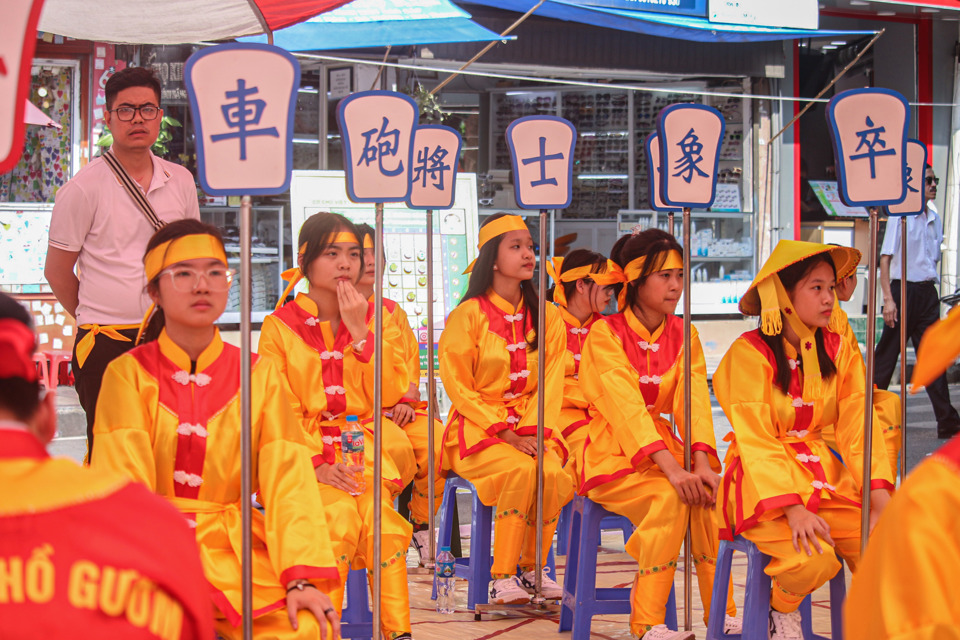Kiện tướng quốc gia Nguyễn Quang Nhật cầm đội xanh với 16 học sinh nữ l&agrave; c&aacute;c qu&acirc;n cờ.
