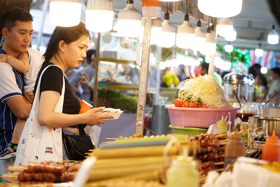 Du kh&aacute;ch trải nghiệm ẩm thực 3 miền tại Festival Biển Nha Trang - Kh&aacute;nh H&ograve;a 2023.
