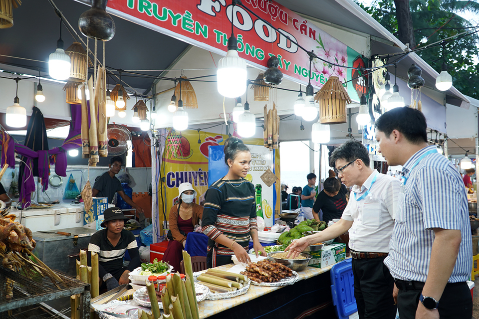 Lễ hội ẩm thực Biển Nha Trang &ndash; Kh&aacute;nh H&ograve;a quy tụ gần 100 gian h&agrave;ng ẩm thực, đặc sản, dịch vụ du lịch của c&aacute;c v&ugrave;ng miền tr&ecirc;n cả nước.