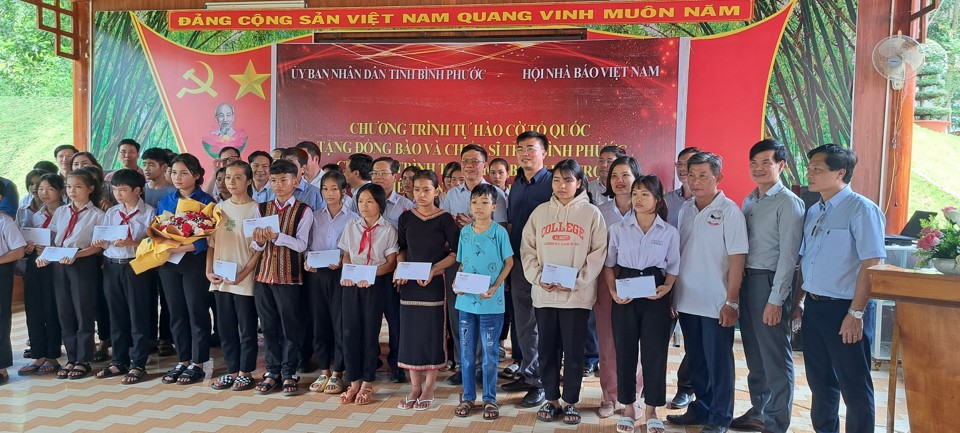 Đo&agrave;n Hội Nh&agrave; b&aacute;o Việt Nam trao học bổng cho học sinh ngh&egrave;o người d&acirc;n tộc thiểu số.