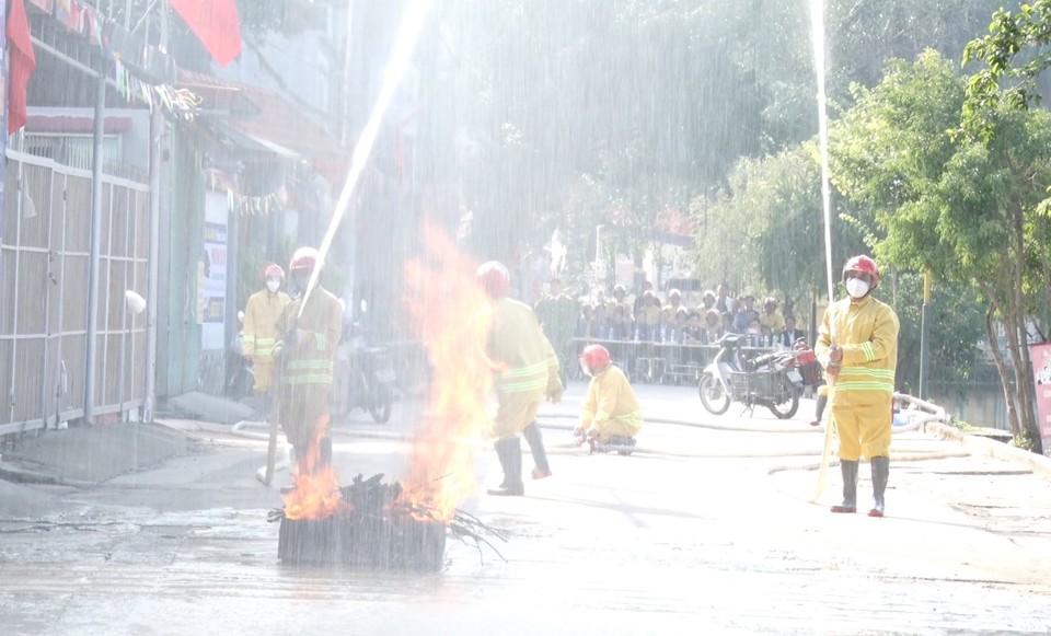 Diễn tập chữa ch&aacute;y của 1 Tổ li&ecirc;n gia an to&agrave;n ph&ograve;ng ch&aacute;y chữa ch&aacute;y tại x&atilde; Thanh Th&ugrave;y.