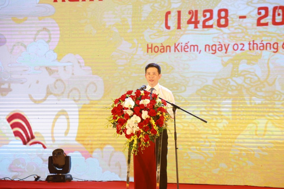 Chủ tịch UBND quận Ho&agrave;n Kiếm Phạm Tuấn Long ph&aacute;t biểu tại lễ hội