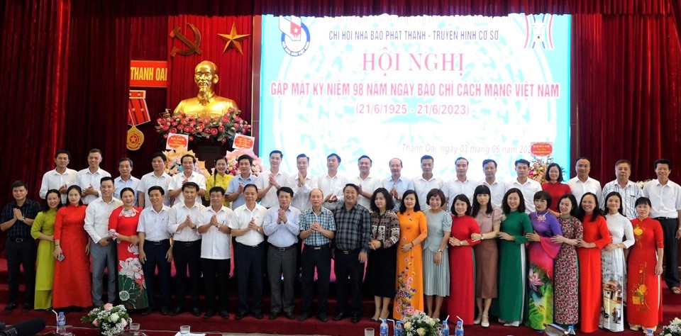 L&atilde;nh đạo Hội Nh&agrave; b&aacute;o TP H&agrave; Nội, đại diện l&atilde;nh đạo huyện Thanh Oai chụp ảnh lưu niệm c&ugrave;ng&nbsp;Chi hội Nh&agrave; b&aacute;o ph&aacute;t thanh v&agrave; truyền h&igrave;nh cơ sở.&nbsp;