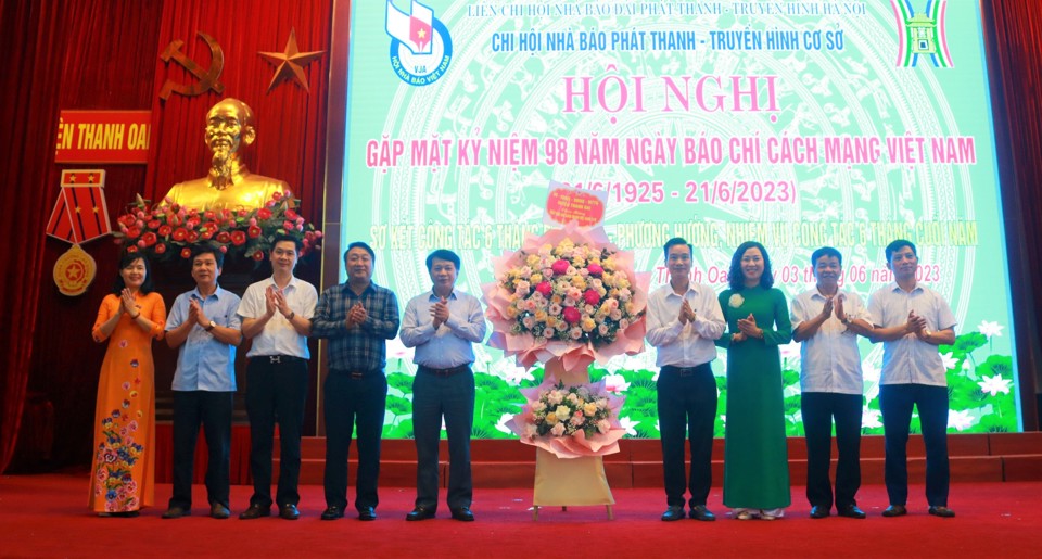 Đại diện l&atilde;nh đạo huyện Thanh Oai ch&uacute;c mừng&nbsp;Chi hội Nh&agrave; b&aacute;o ph&aacute;t thanh v&agrave; truyền h&igrave;nh cơ sở.