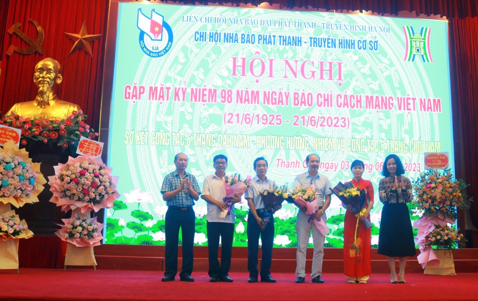 L&atilde;nh đạo Hội Nh&agrave; b&aacute;o TP H&agrave; Nội, l&atilde;nh đạo Đ&agrave;i PT&amp;TH H&agrave; Nội tặng hoa c&aacute;c hội vi&ecirc;n nghỉ chế độ.