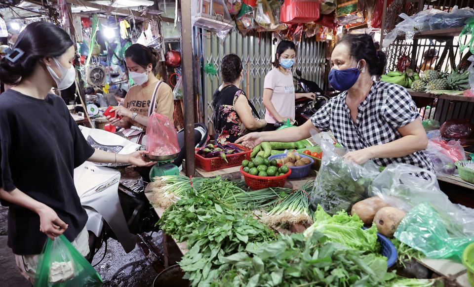 Người ti&ecirc;u d&ugrave;ng mua rau xanh tại chợ Kim Li&ecirc;n. Ảnh: Ho&agrave;i Nam