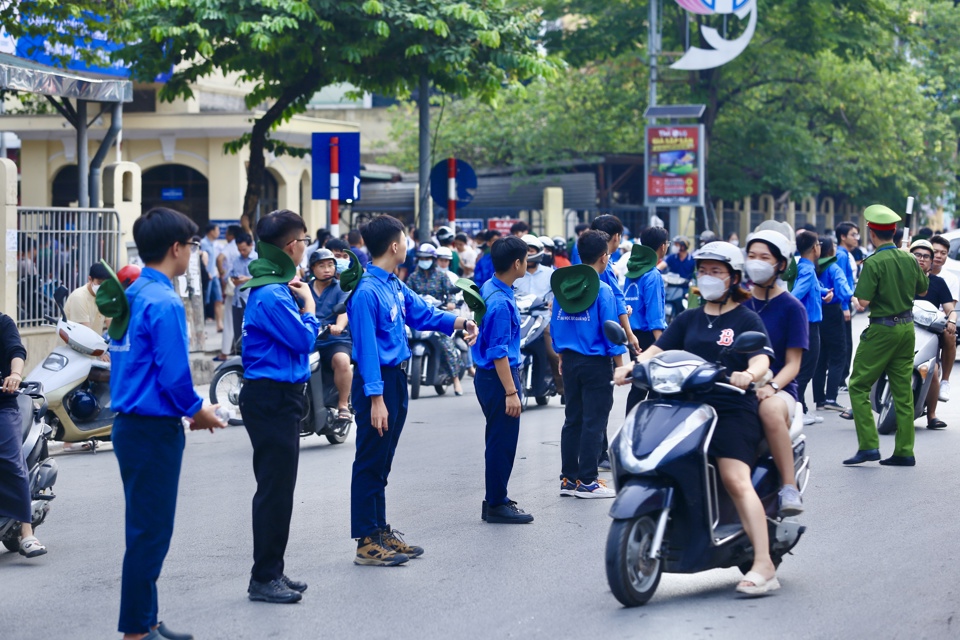 T&igrave;nh nguyện vi&ecirc;n&nbsp;&aacute;o xanh xếp h&agrave;ng chỉ dẫn phụ huynh&nbsp;đưa con&nbsp;đi thi đ&uacute;ng nơi v&agrave; thuận tiện nhất.