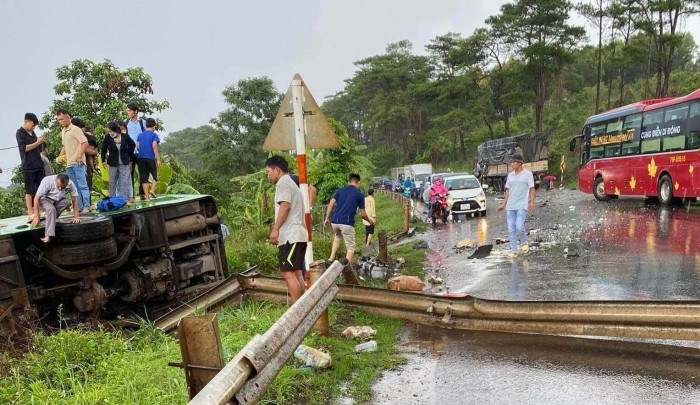 Tai nạn giao thông ngày 4/6/2023: Tai nạn liên hoàn, người dân đập kính thoát ra - Ảnh 1