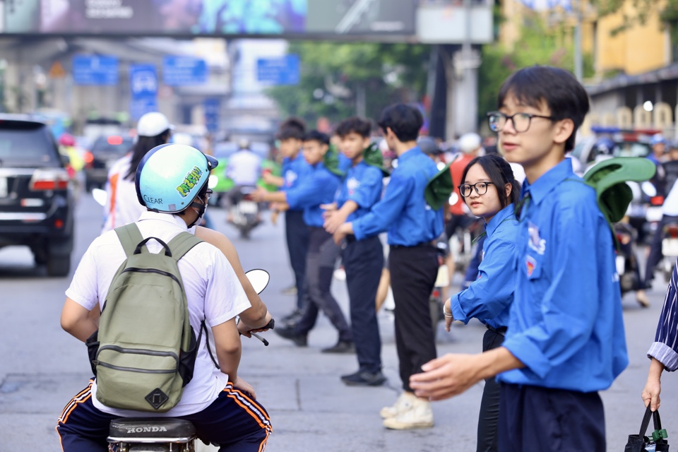 C&aacute;c sĩ tử&nbsp;được t&igrave;nh nguyện vi&ecirc;n hướng dẫn v&agrave;o&nbsp;điểm thi.