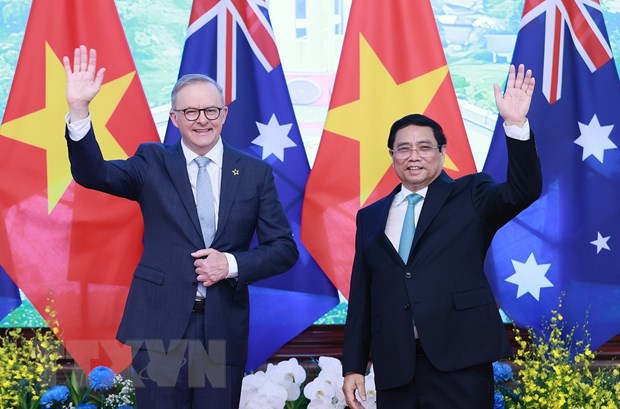 Thủ tướng Phạm Minh Ch&iacute;nh v&agrave; Thủ tướng Australia Anthony Albanese chụp ảnh chung. Ảnh: TTXVN