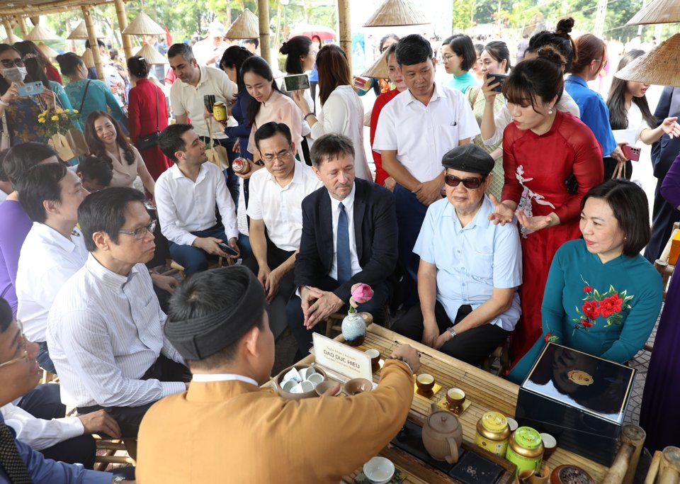 C&aacute;c đại biểu thưởng thức ch&egrave; sen - một trong những m&oacute;n đặc sản của quận T&acirc;y Hồ.