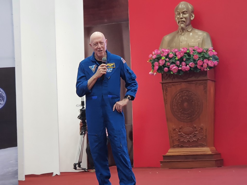 &Ocirc;ng Michael A. Baker, cựu phi h&agrave;nh gia của NASA, chia sẻ tại sự kiện Vietnam Space Week ở tỉnh Hậu Giang.