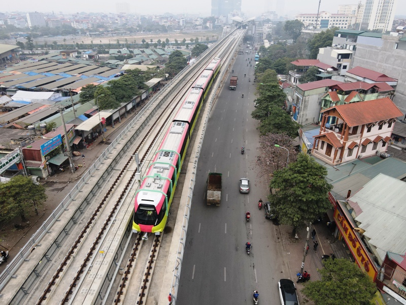 T&agrave;u đường sắt đ&ocirc; thị Nhổn - Ga H&agrave; Nội trong ng&agrave;y chạy thử nghiệm. Ảnh: Phạm H&ugrave;ng