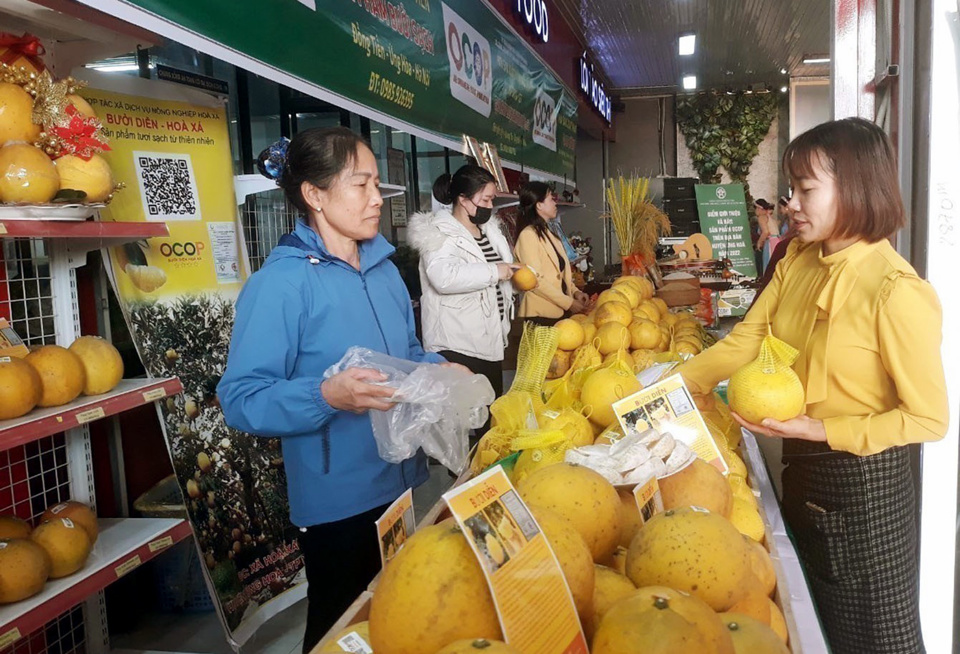 Người ti&ecirc;u d&ugrave;ng tiếp cận sản phẩm OCOP tại điểm giới thiệu v&agrave; b&aacute;n sản phẩm OCOP huyện Mỹ Đức. Ảnh: Ho&agrave;i Nam