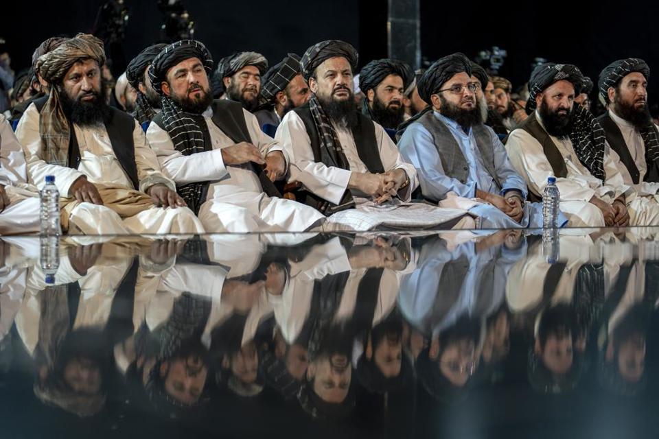 C&aacute;c nh&agrave; l&atilde;nh đạo Taliban tham dự kỷ niệm 10 năm ng&agrave;y mất của người s&aacute;ng lập tổ chức Mullah Mohammad Omar tại Kabul, Afghanistan, ng&agrave;y 11/5/2023. Ảnh: AP&nbsp;