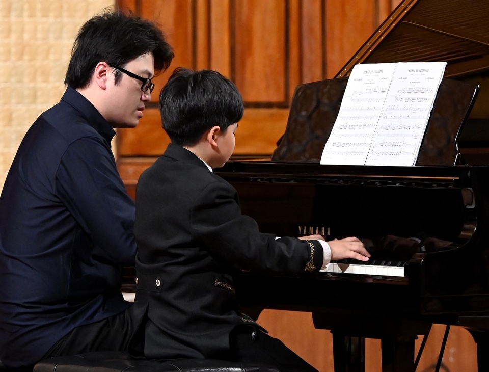 Nghệ sĩ Lưu Đức Anh cùng tay piano nhí Phạm Hoàng Khanh